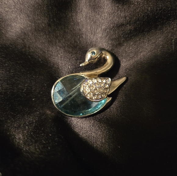 Swarovski Swan Brooch - Picture 2 of 3